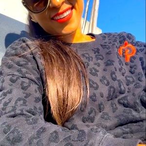 🦄NWOT M Peloton Cheetah Sweatshirt 🔥